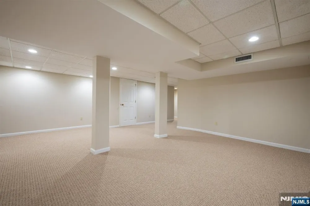 18 Guilford Court Par-Troy Hills, NJ 07950