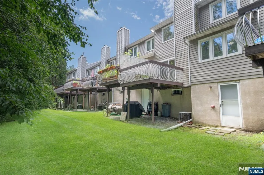18 Guilford Court Par-Troy Hills, NJ 07950