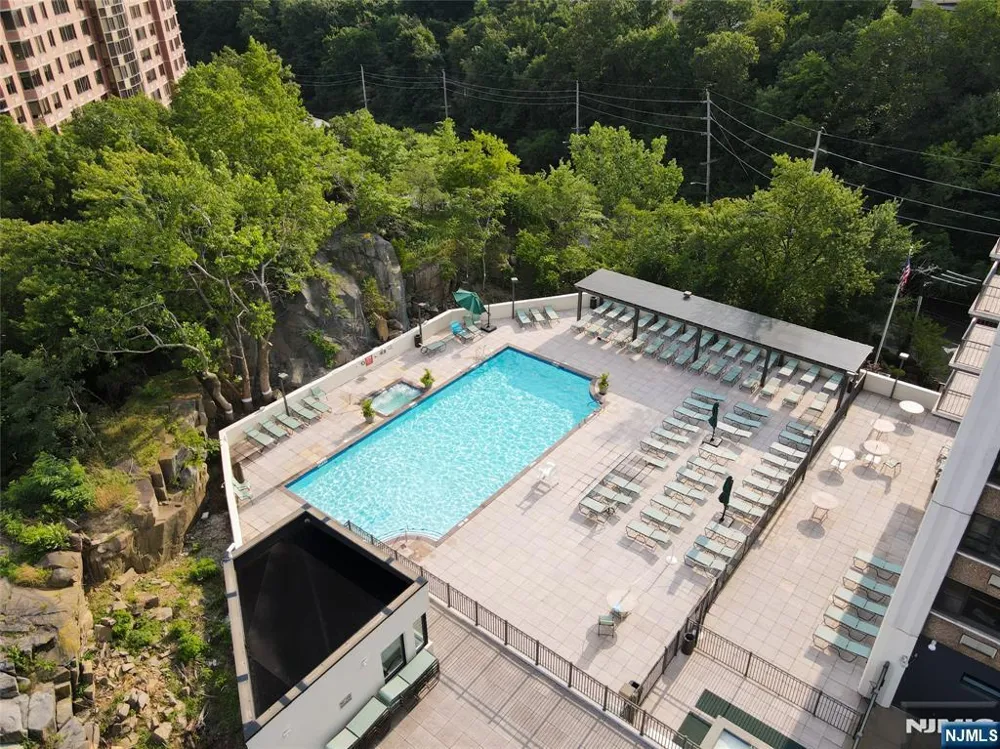 250 Gorge 17I Cliffside Park, NJ 07010