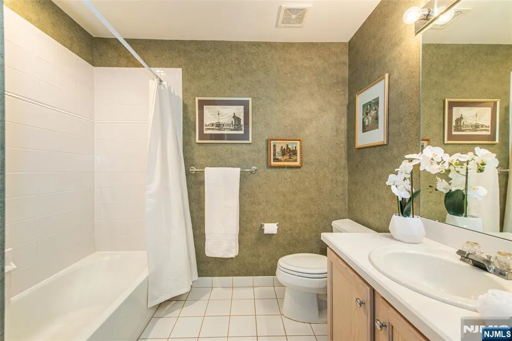14 N Shadow Lane Oakland, NJ 07436