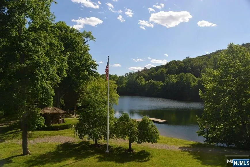 14 N Shadow Lane Oakland, NJ 07436