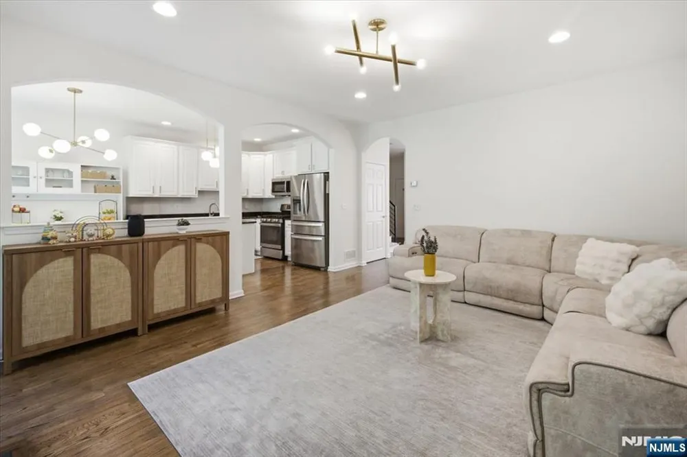 21 Chestnut Court Cedar Grove, NJ 07009