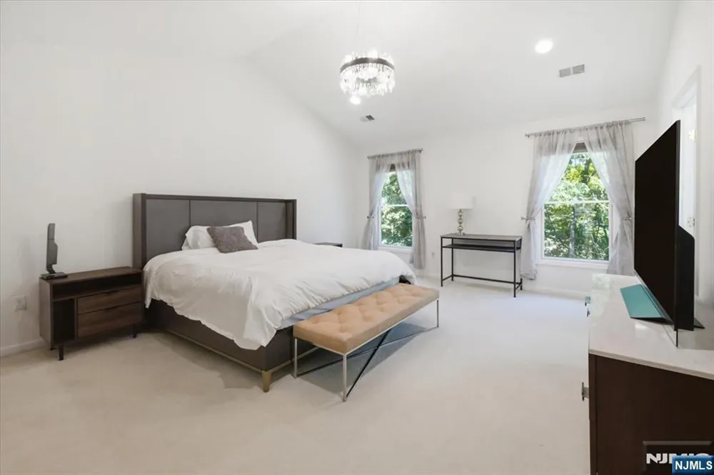 21 Chestnut Court Cedar Grove, NJ 07009