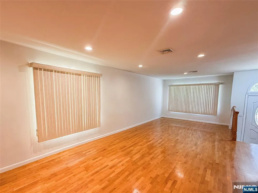 209 5th B Palisades Park, NJ 07650