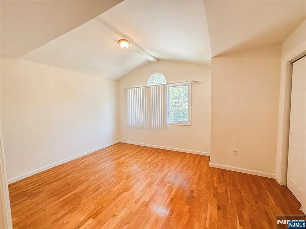 209 5th B Palisades Park, NJ 07650