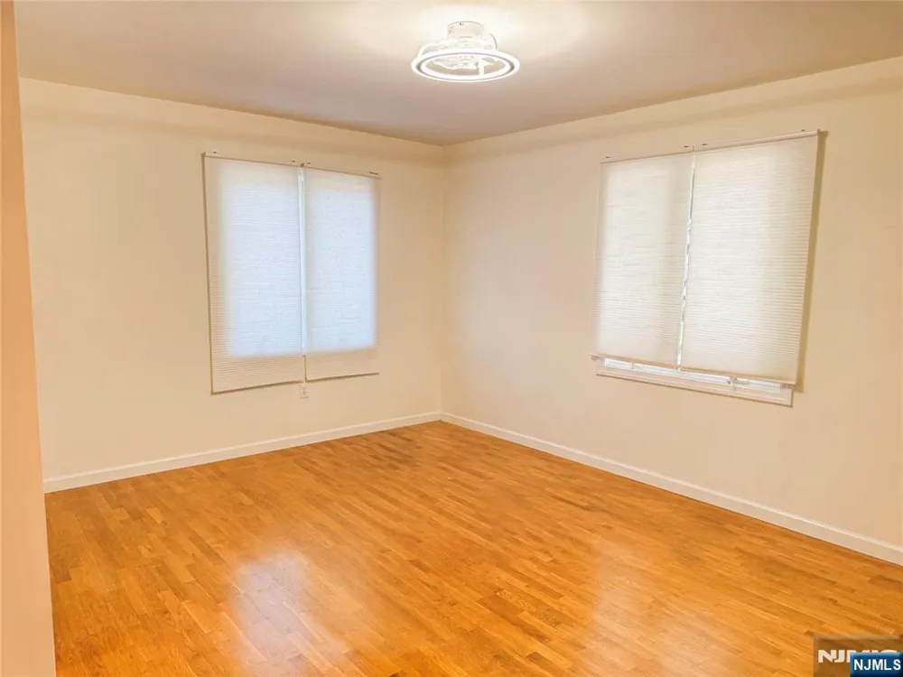 209 5th B Palisades Park, NJ 07650