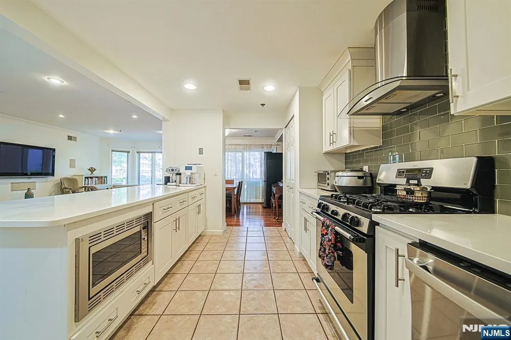 306 Smith Court R306 Edgewater, NJ 07020