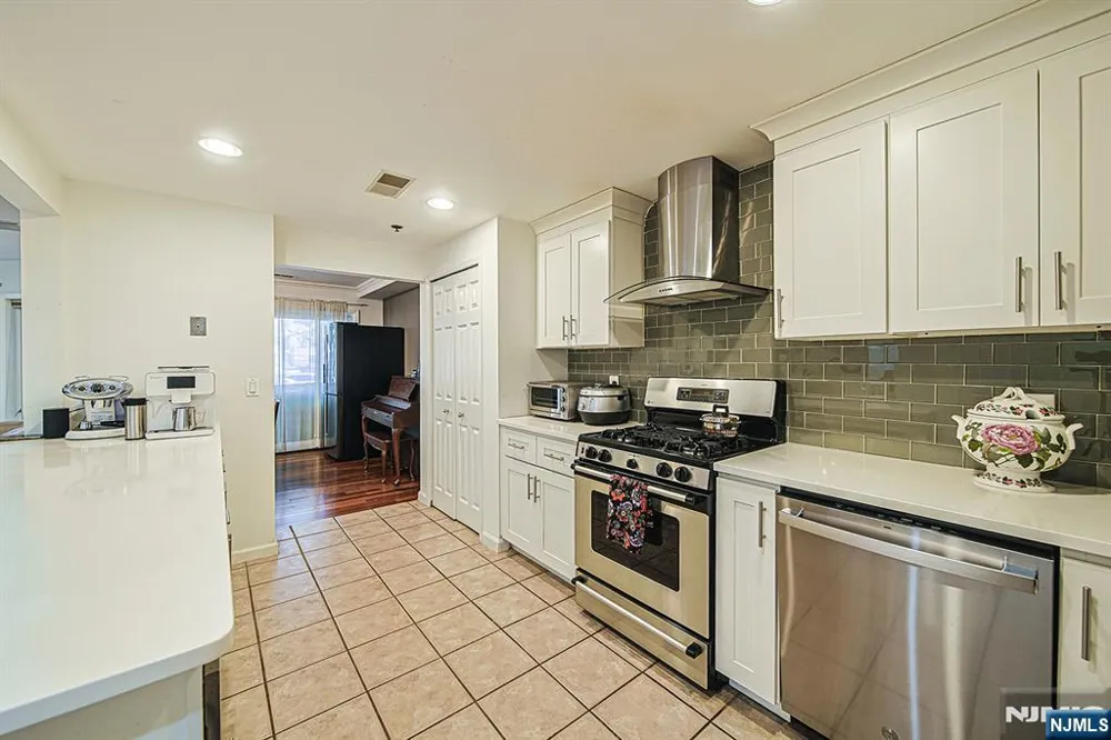 306 Smith Court R306 Edgewater, NJ 07020