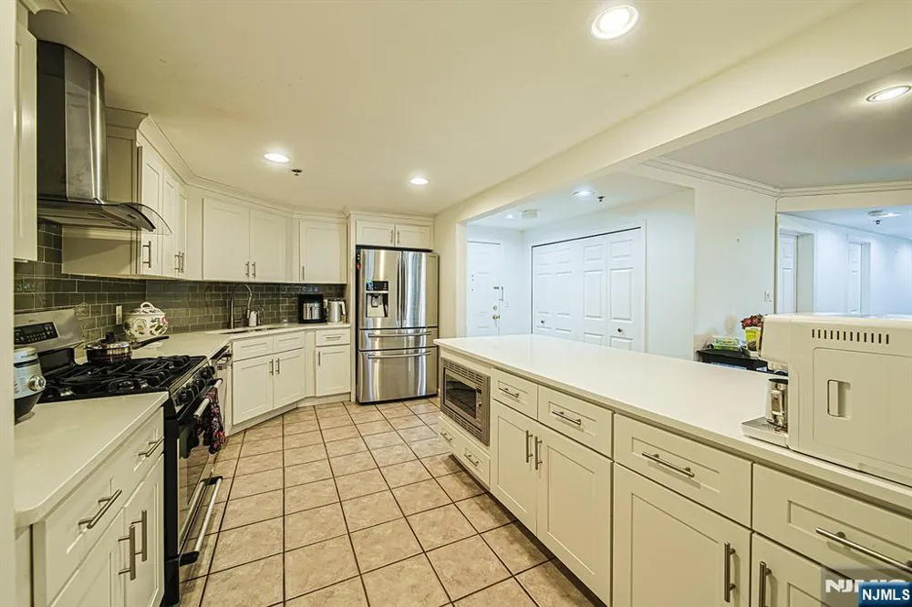 306 Smith Court R306 Edgewater, NJ 07020