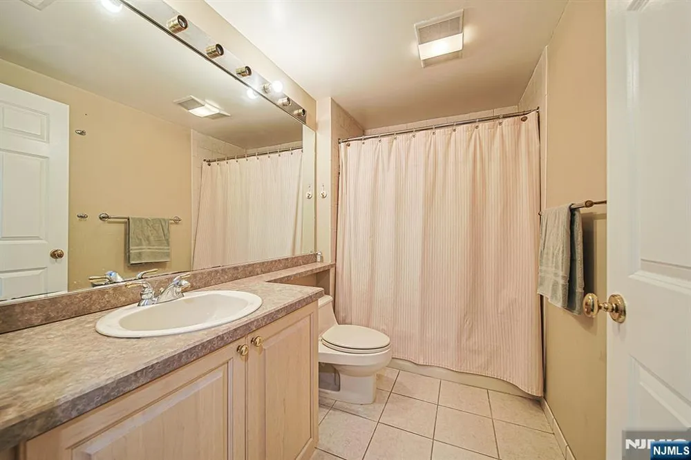 306 Smith Court R306 Edgewater, NJ 07020