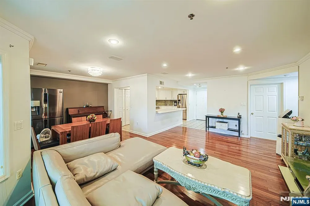 306 Smith Court R306 Edgewater, NJ 07020