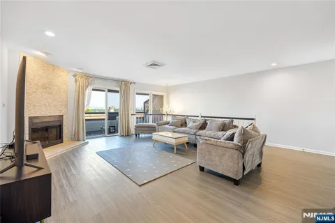300 Gorge Road 8