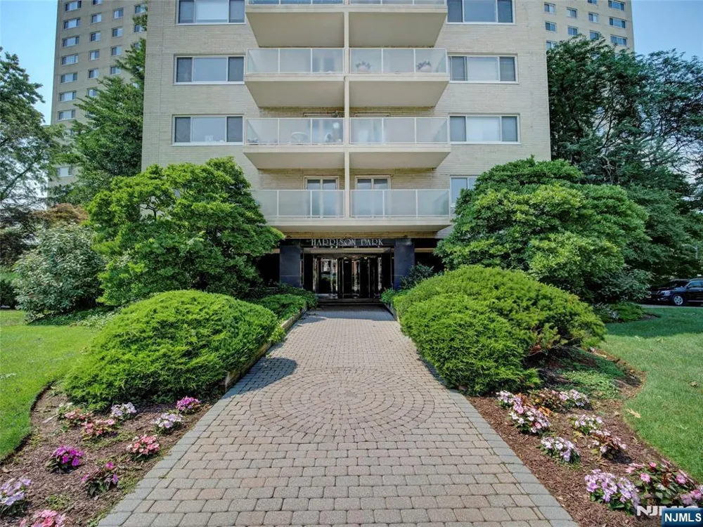 377 S Harrison Street 17F East Orange, NJ 07018