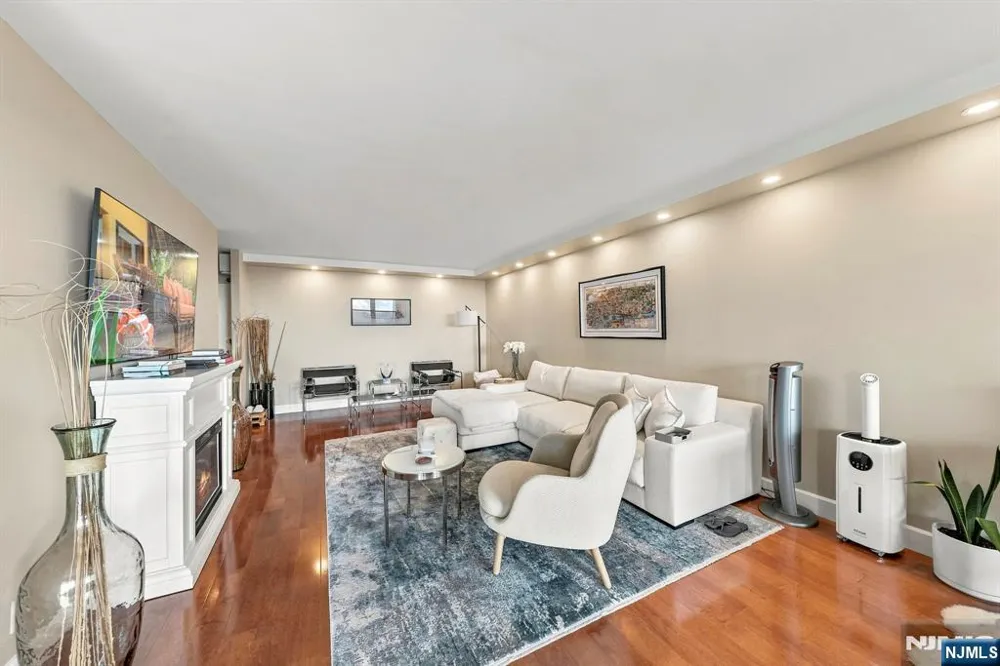 7855 Boulevard East 20F North Bergen, NJ 07047