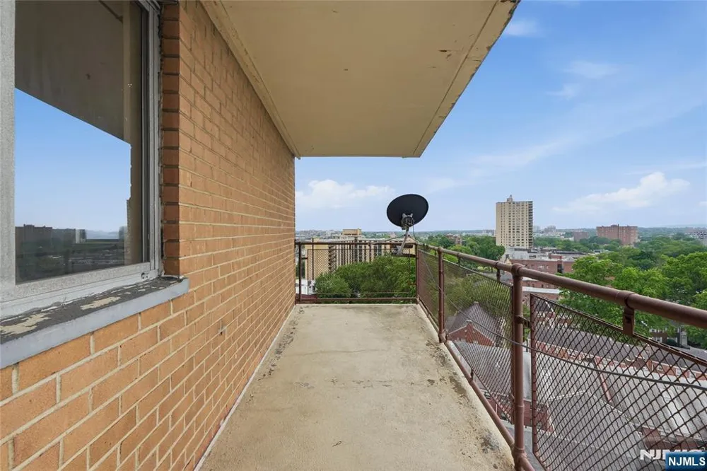275 Prospect Street 14B East Orange, NJ 07017