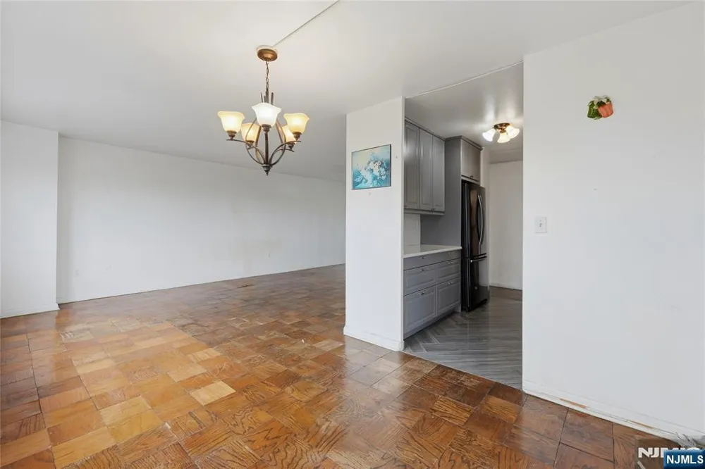 275 Prospect Street 14B East Orange, NJ 07017