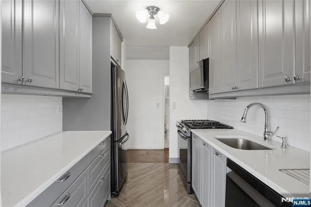 275 Prospect Street 14B East Orange, NJ 07017