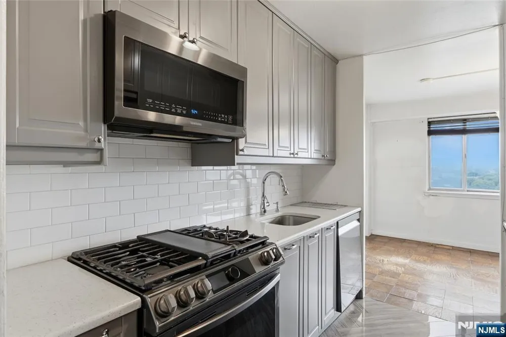 275 Prospect Street 14B East Orange, NJ 07017
