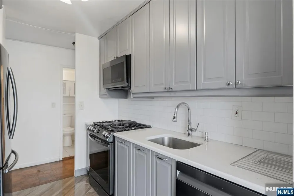 275 Prospect Street 14B East Orange, NJ 07017