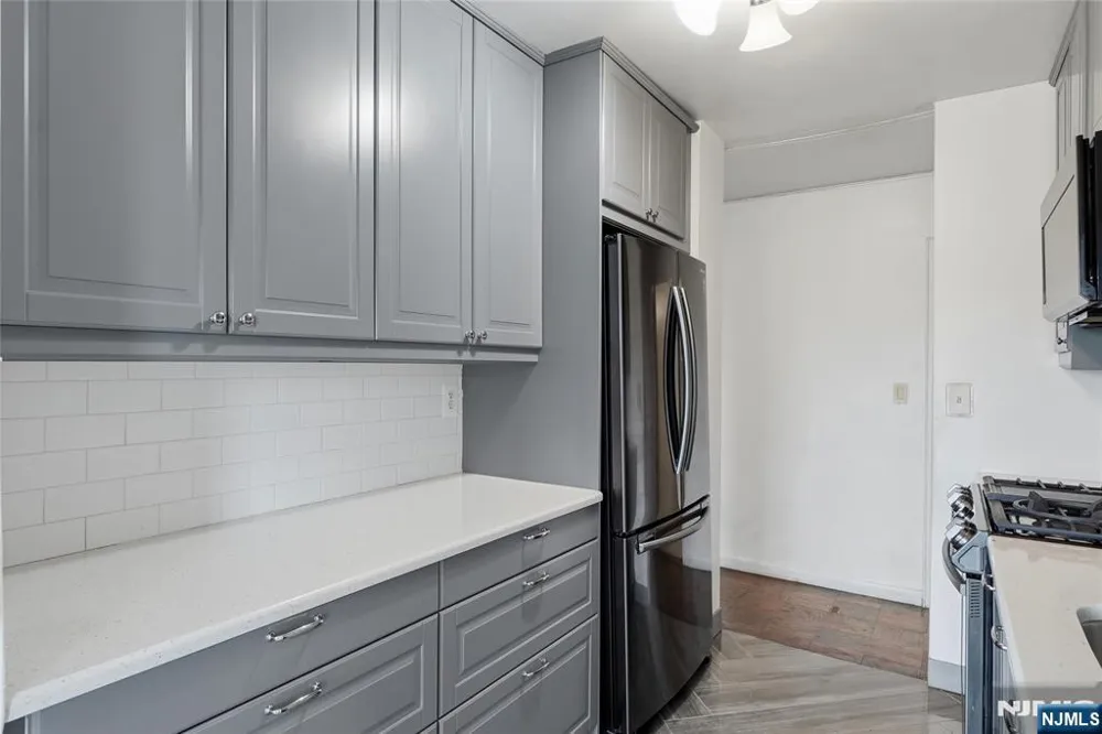 275 Prospect Street 14B East Orange, NJ 07017