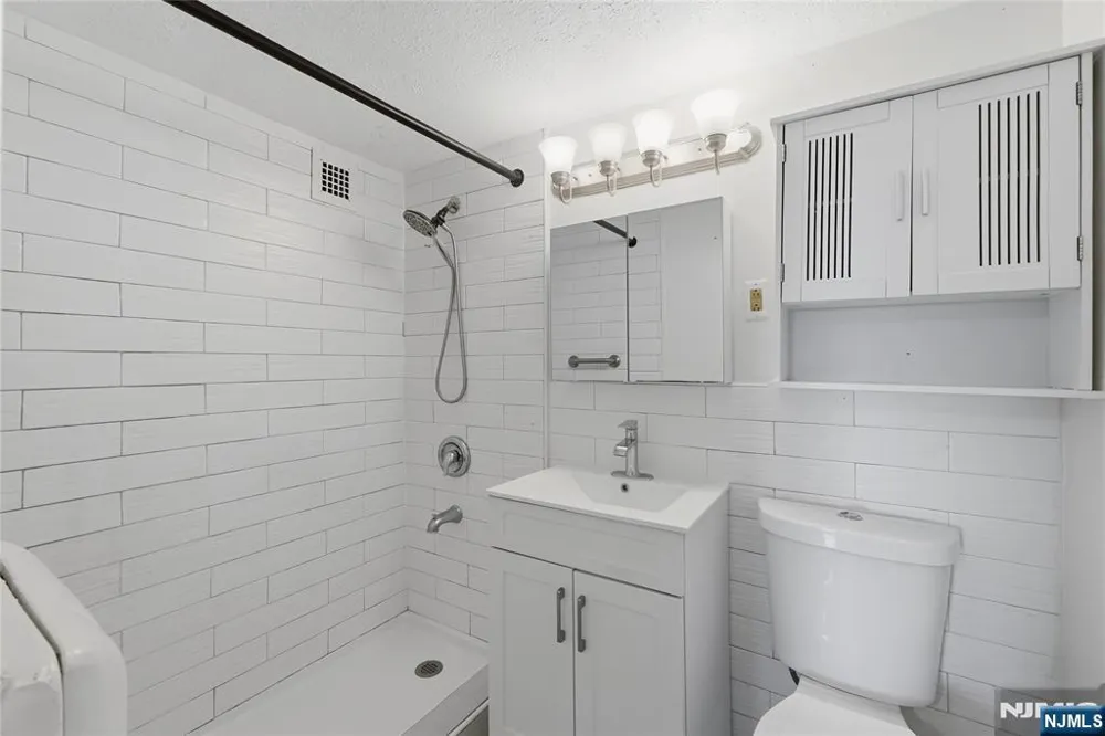 275 Prospect Street 14B East Orange, NJ 07017