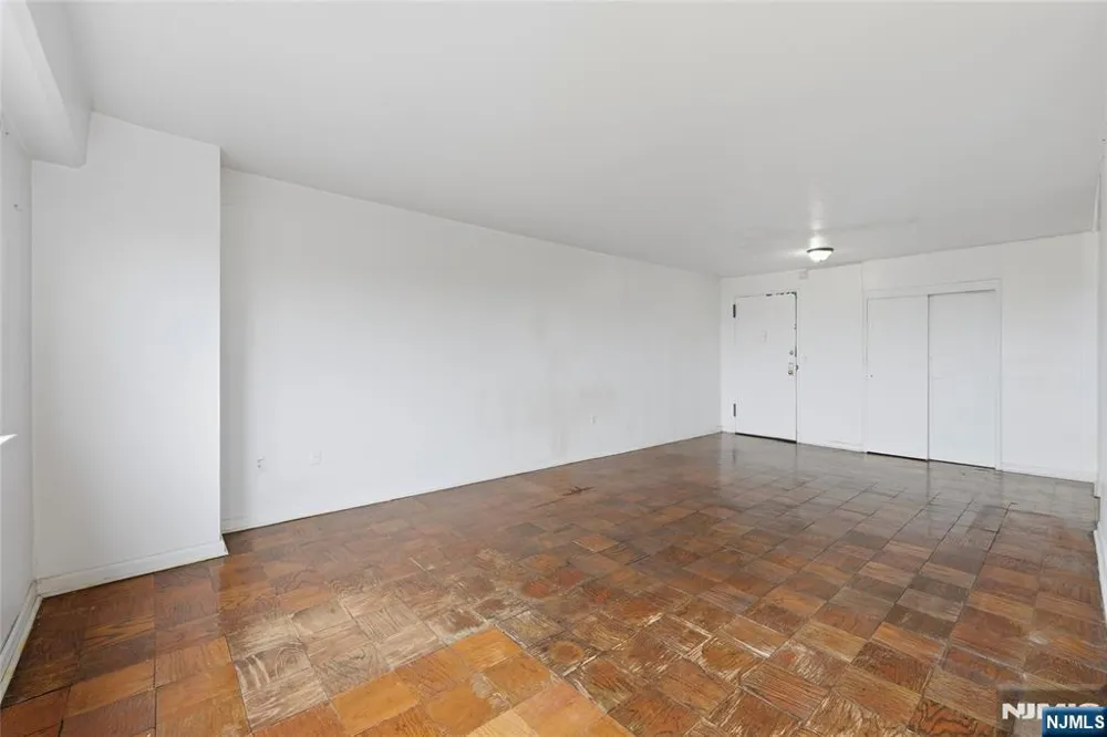 275 Prospect Street 14B East Orange, NJ 07017