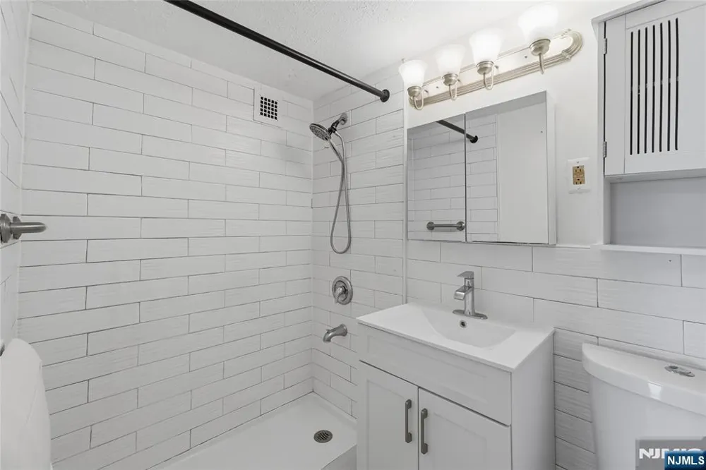 275 Prospect Street 14B East Orange, NJ 07017