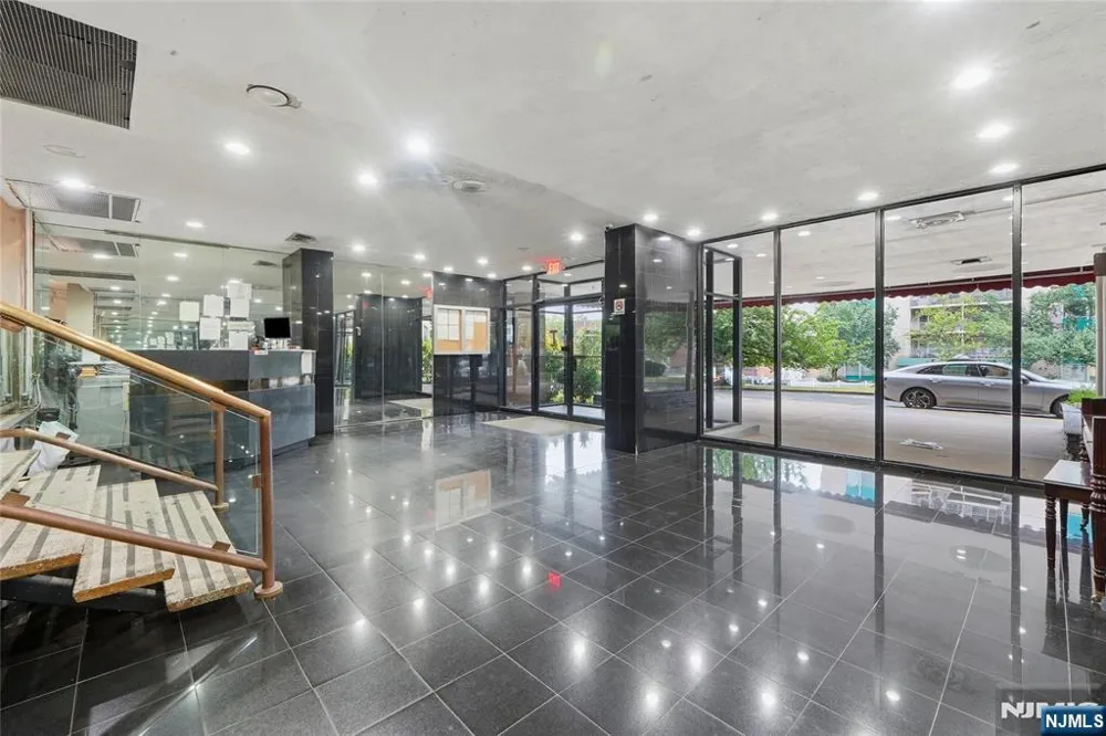 275 Prospect Street 14B East Orange, NJ 07017