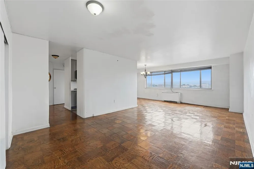 275 Prospect Street 14B East Orange, NJ 07017