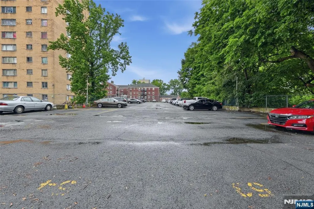 275 Prospect Street 14B East Orange, NJ 07017