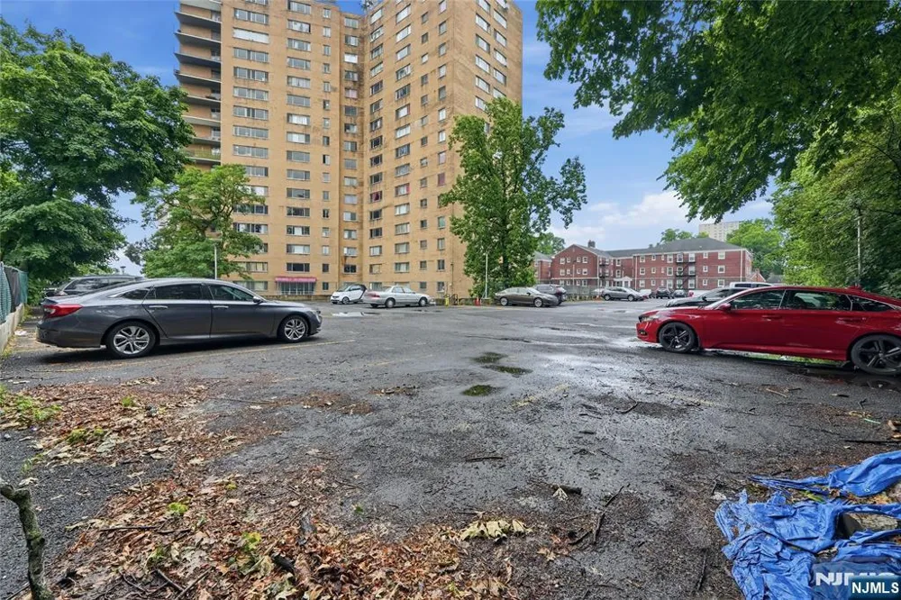 275 Prospect Street 14B East Orange, NJ 07017