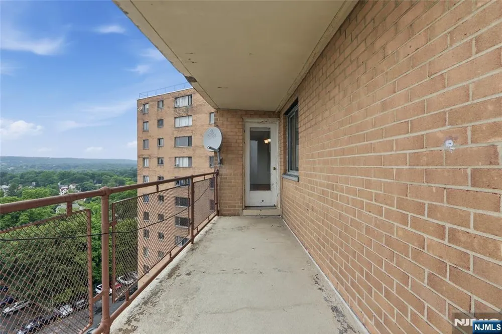 275 Prospect Street 14B East Orange, NJ 07017