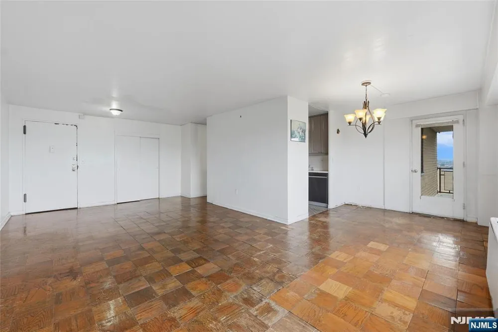 275 Prospect Street 14B East Orange, NJ 07017