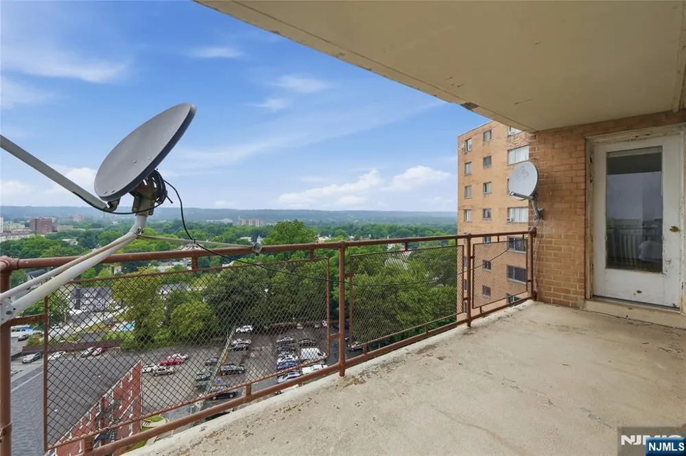 275 Prospect Street 14B East Orange, NJ 07017