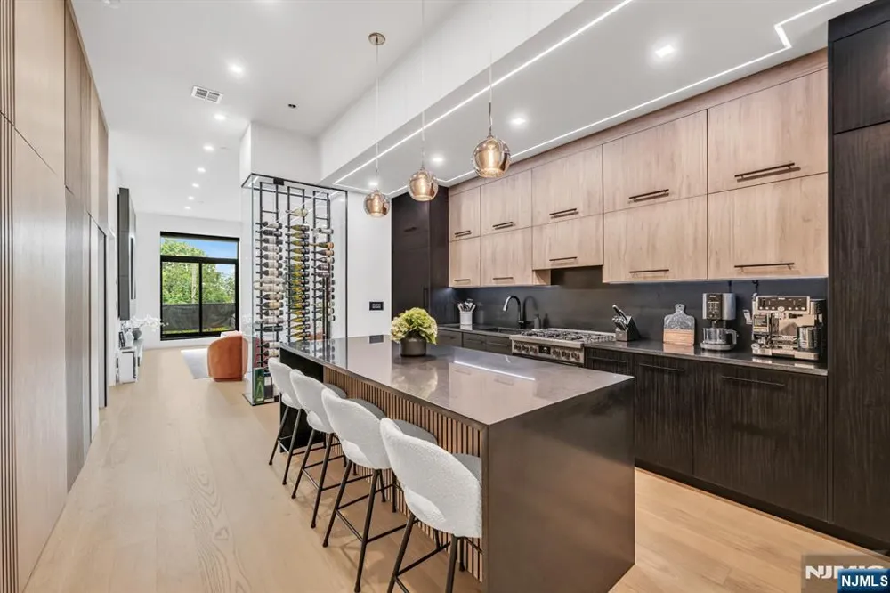 518-536 Gregory Avenue A101 Weehawken, NJ 07086