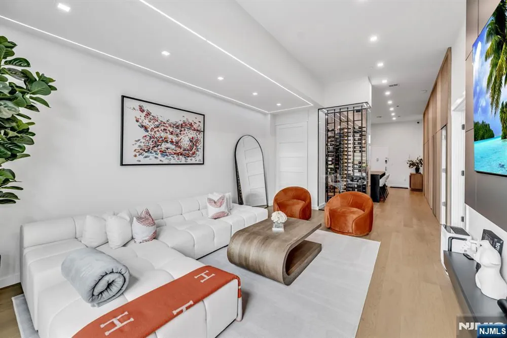 518-536 Gregory Avenue A101 Weehawken, NJ 07086