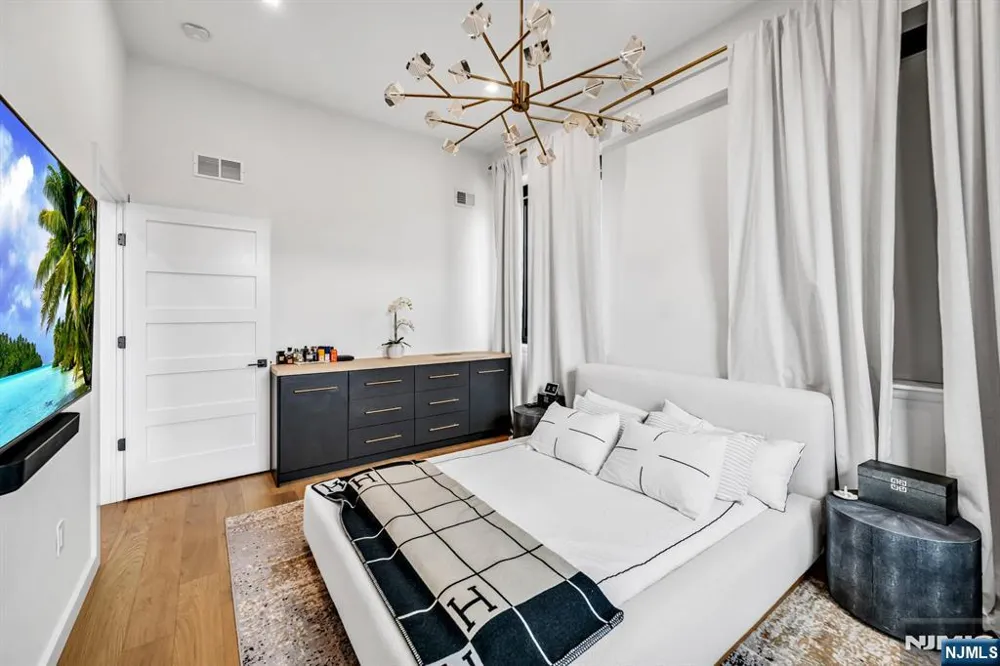 518-536 Gregory Avenue A101 Weehawken, NJ 07086
