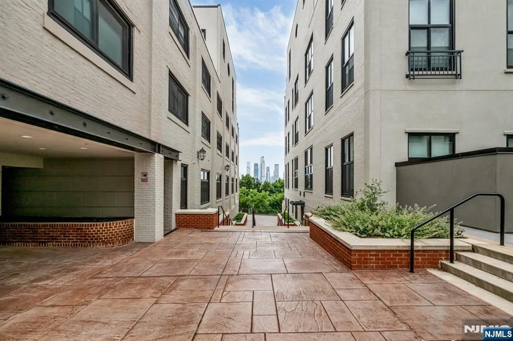 518-536 Gregory Avenue A101 Weehawken, NJ 07086