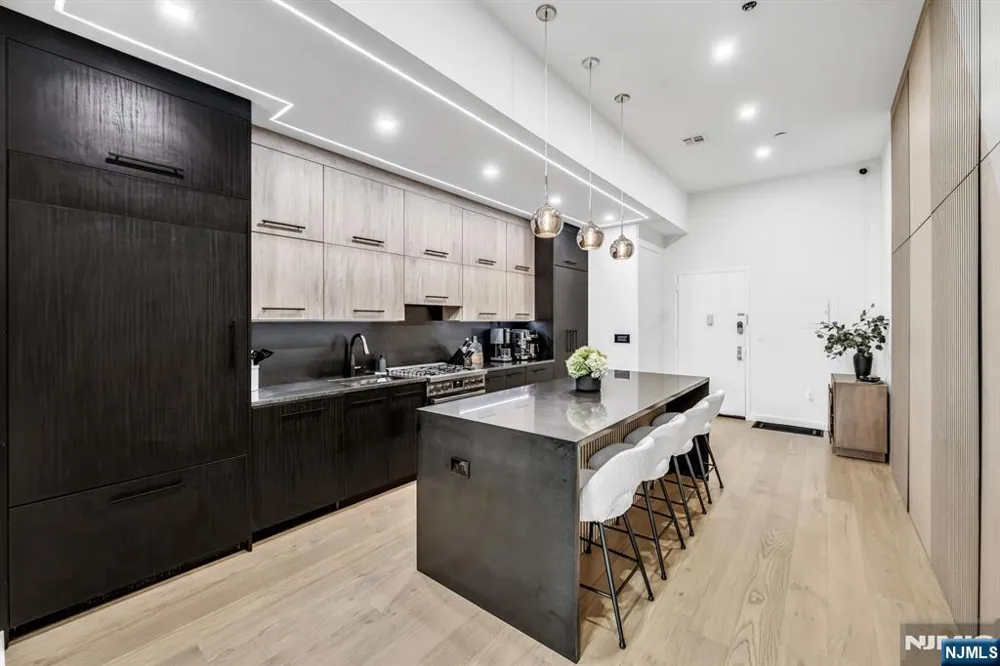 518-536 Gregory Avenue A101 Weehawken, NJ 07086