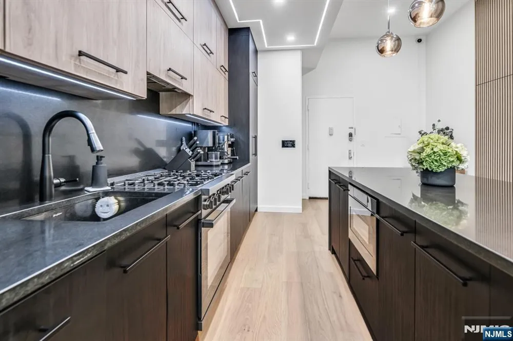 518-536 Gregory Avenue A101 Weehawken, NJ 07086