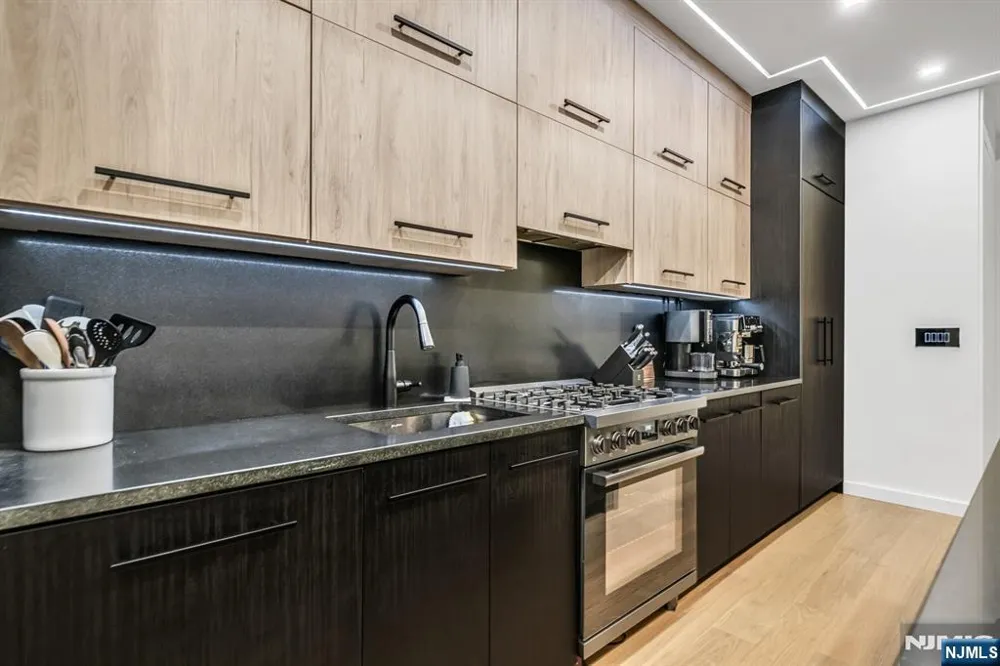 518-536 Gregory Avenue A101 Weehawken, NJ 07086