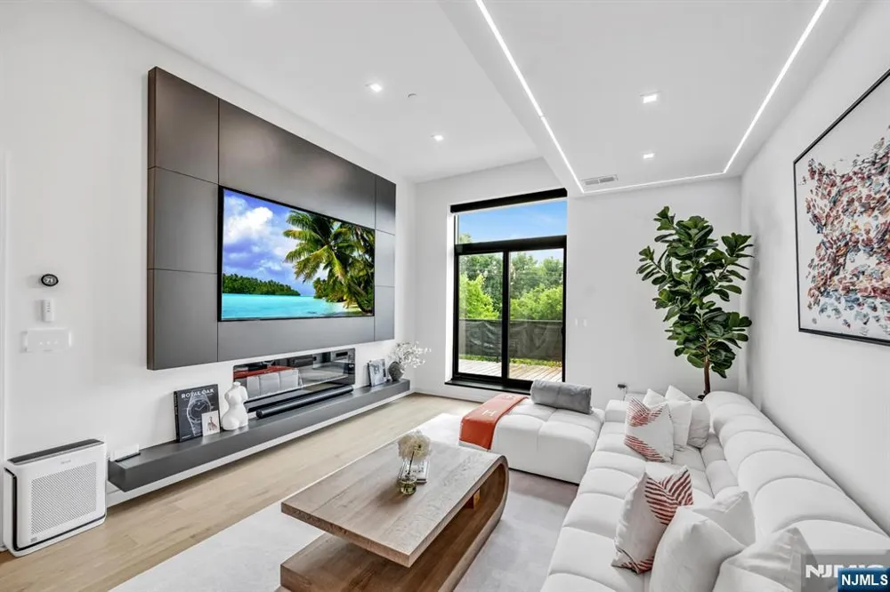 518-536 Gregory Avenue A101 Weehawken, NJ 07086