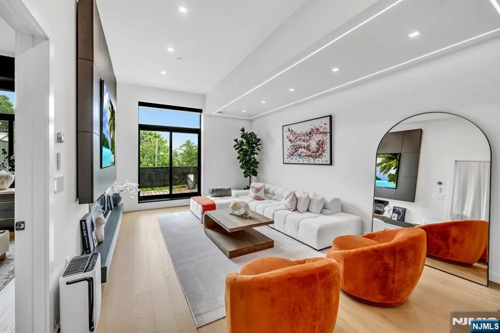 518-536 Gregory Avenue A101 Weehawken, NJ 07086