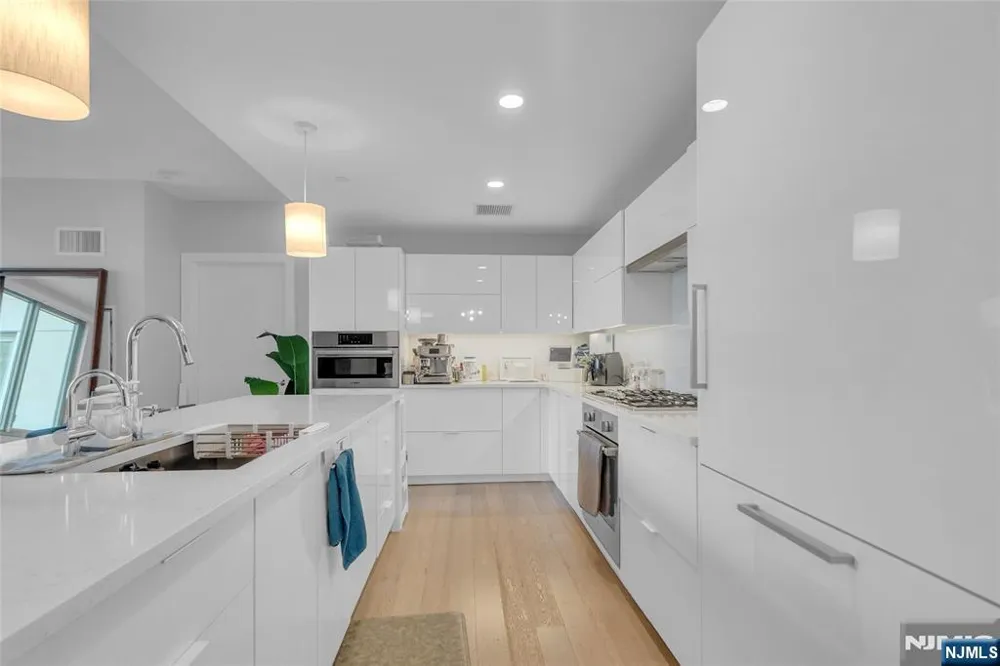 9 Ave At Port Imperial 712 West New York, NJ 07093