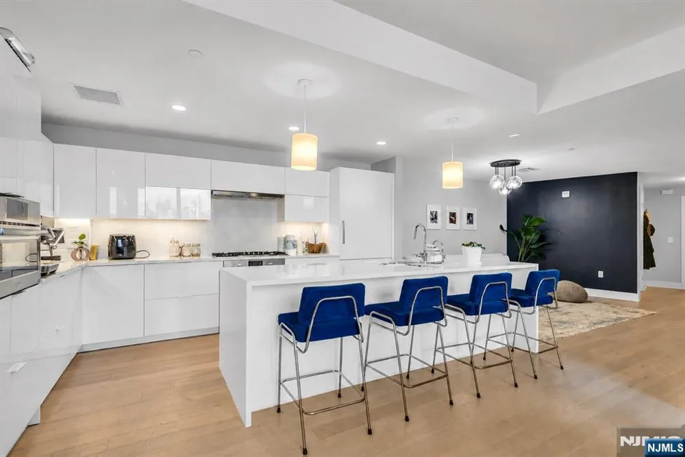 9 Ave At Port Imperial 712 West New York, NJ 07093