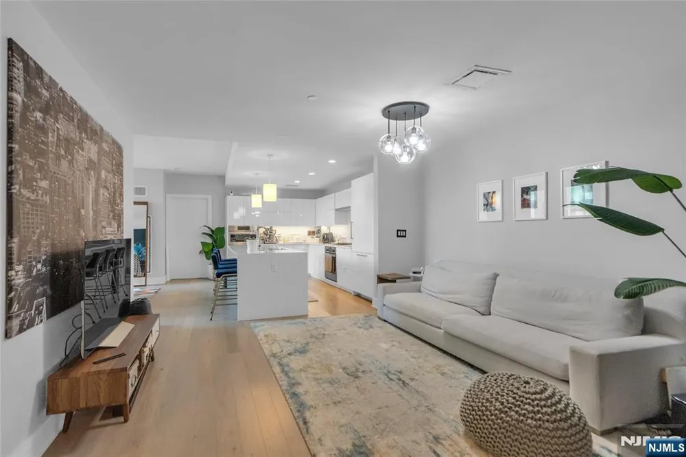 9 Ave At Port Imperial 712 West New York, NJ 07093