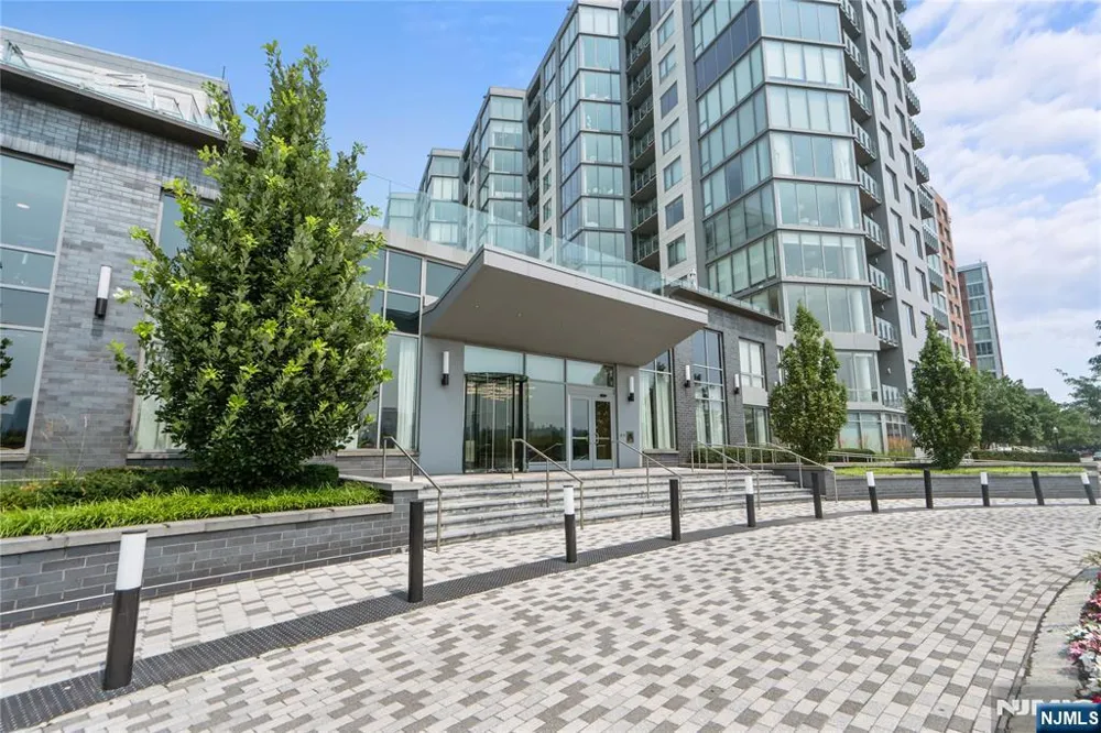 9 Ave At Port Imperial 712 West New York, NJ 07093