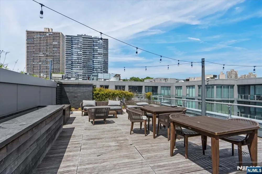 9 Ave At Port Imperial 712 West New York, NJ 07093