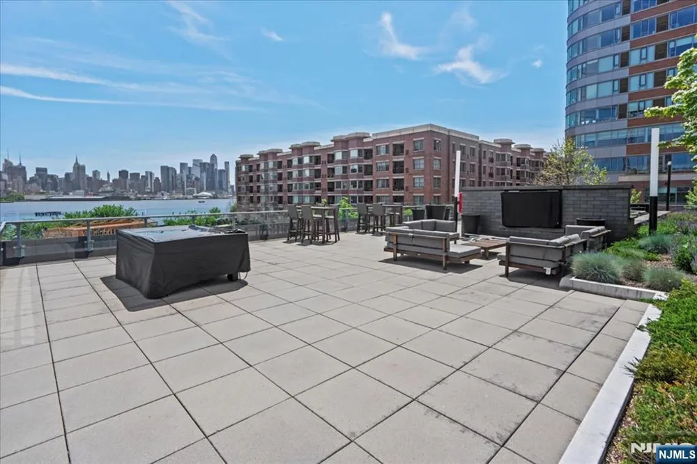 9 Ave At Port Imperial 712 West New York, NJ 07093