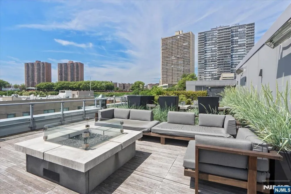 9 Ave At Port Imperial 712 West New York, NJ 07093